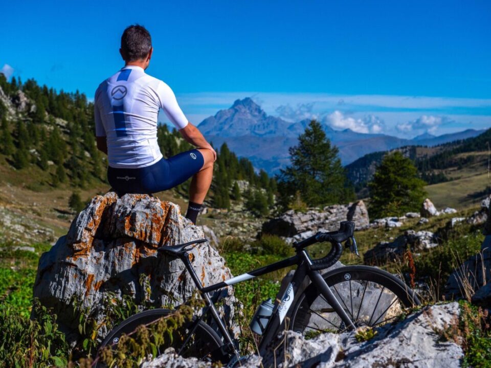 Uomo che guarda il Monviso.